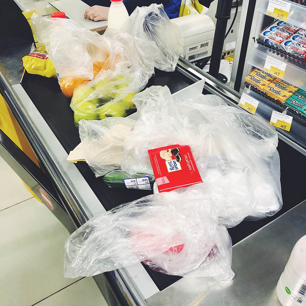 Пластиковый мусор в супермаркете